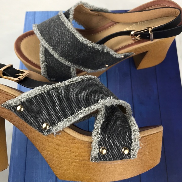 Retro Platform Heels - Picture 6 of 7